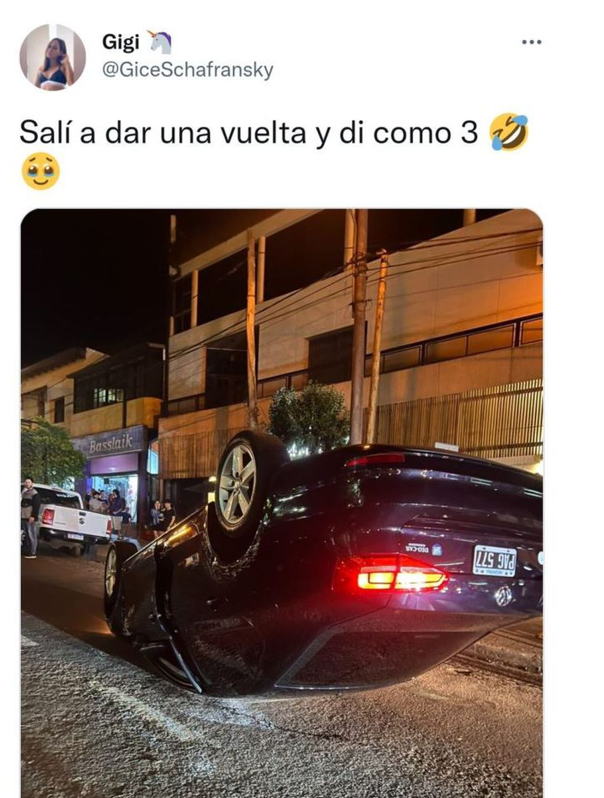La joven que choco el auto se tomó a risas la situación.