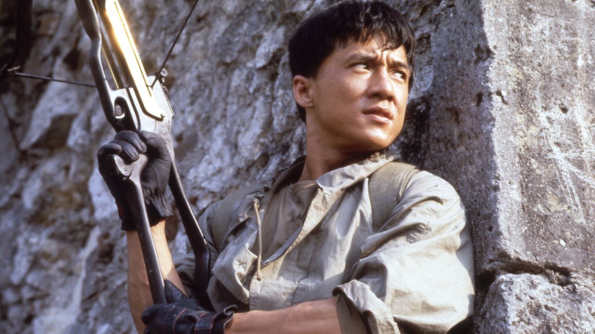 La saga comenzó en 1986 con una entrega que marcó un antes y un después en la carrera de Jackie Chan debido a sus peligrosas escenas de riesgo. La saga comenzó en 1986 con una entrega que marcó un antes y un después en la carrera de Jackie Chan debido a sus peligrosas escenas de riesgo.