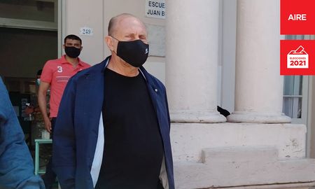 El gobernador de la provincia de Santa Fe, Omar Perotti emitió su voto este domingo por la mañana en la ciudad de Rafaela. El gobernador de la provincia de Santa Fe, Omar Perotti emitió su voto este domingo por la mañana en la ciudad de Rafaela.
