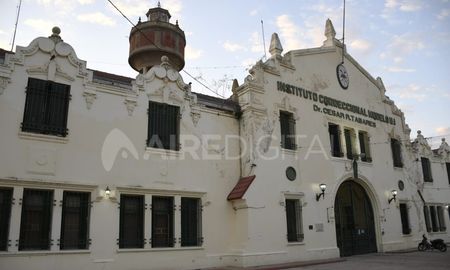 Desde el Servicio Penitenciario indicaron que el imputado fue pasado a disponibilidad en un 100 por ciento por lo que no cobrará su sueldo. Desde el Servicio Penitenciario indicaron que el imputado fue pasado a disponibilidad en un 100 por ciento por lo que no cobrará su sueldo.