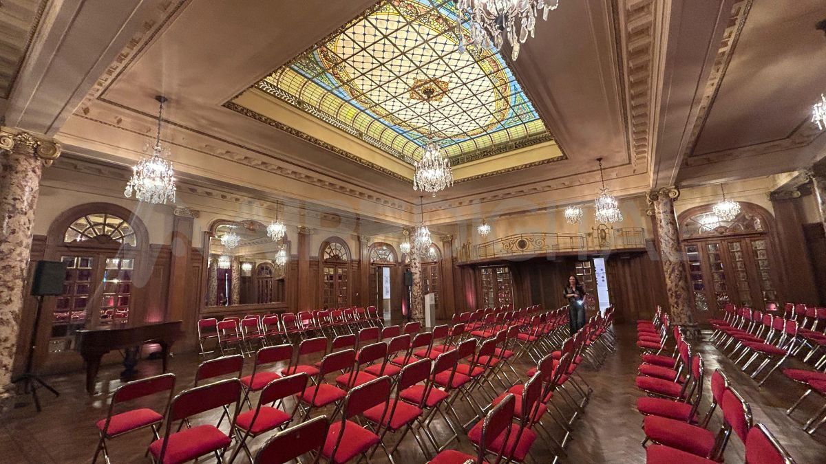 Dentro del principal salón del Edificio El Molino fue escenario de numerosas celebraciones en la época dorada de la ciudad. En el centro se encuentra un vitral Dentro del principal salón del Edificio El Molino fue escenario de numerosas celebraciones en la época dorada de la ciudad. En el centro se encuentra un vitral