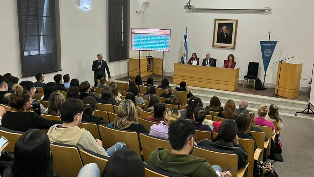 Marcelo Lubieniecki visitó la ciudad de Santa Fe y dio una charla en la Facultad de Ciencias Sociales y Jurídicas de la UNL. Marcelo Lubieniecki visitó la ciudad de Santa Fe y dio una charla en la Facultad de Ciencias Sociales y Jurídicas de la UNL.