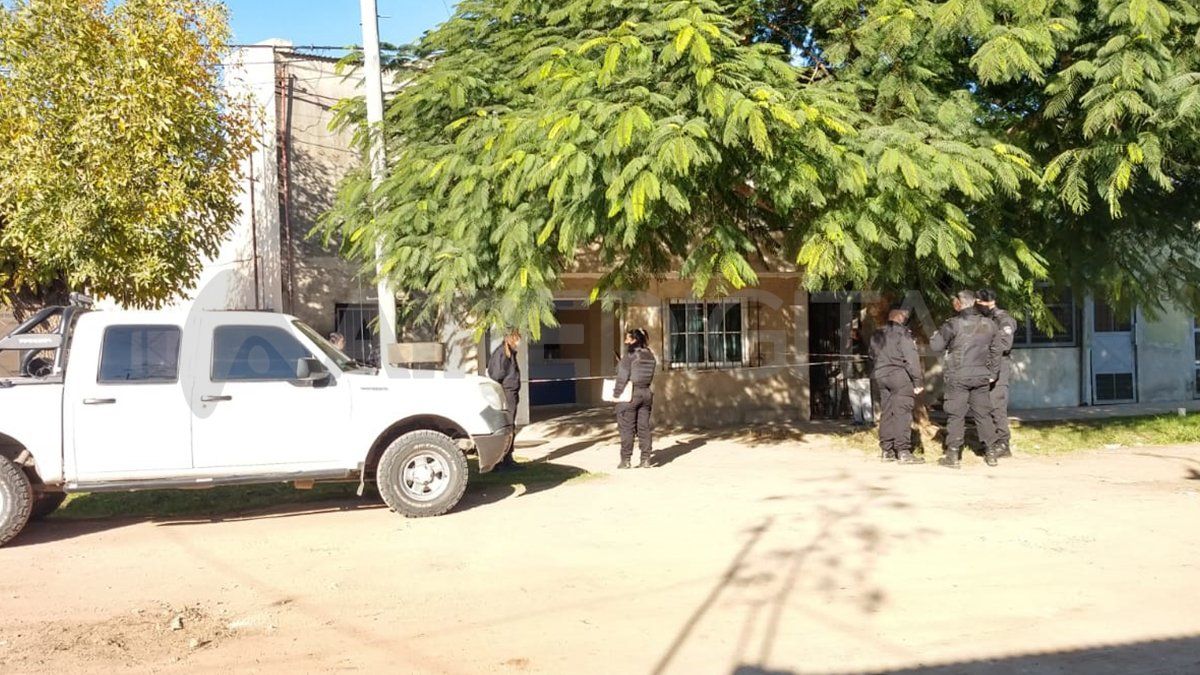 La propiedad que custodiada por agentes de la Policía hasta la llegada de los peritos. 