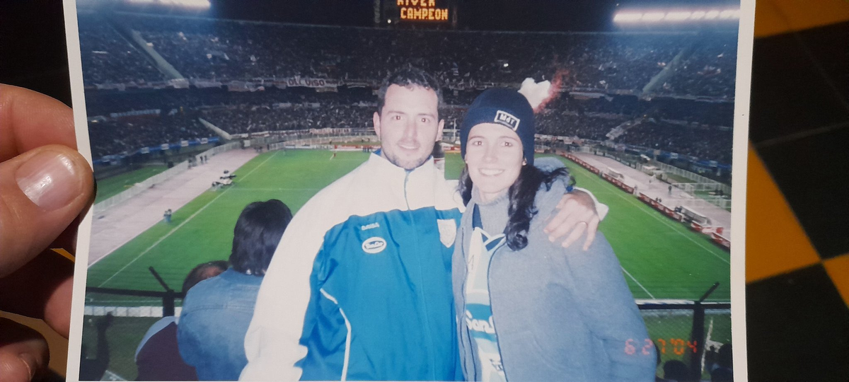 Una foto perdida y un mensaje de Twitter encontró a la pareja 20 años después: son hinchas de Atlético Rafaela.