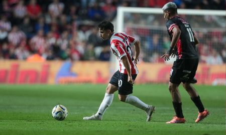 El Tatengue empató con Barracas Central y aseguró su lugar entre los 16 mejores del torneo. El Tatengue empató con Barracas Central y aseguró su lugar entre los 16 mejores del torneo.
