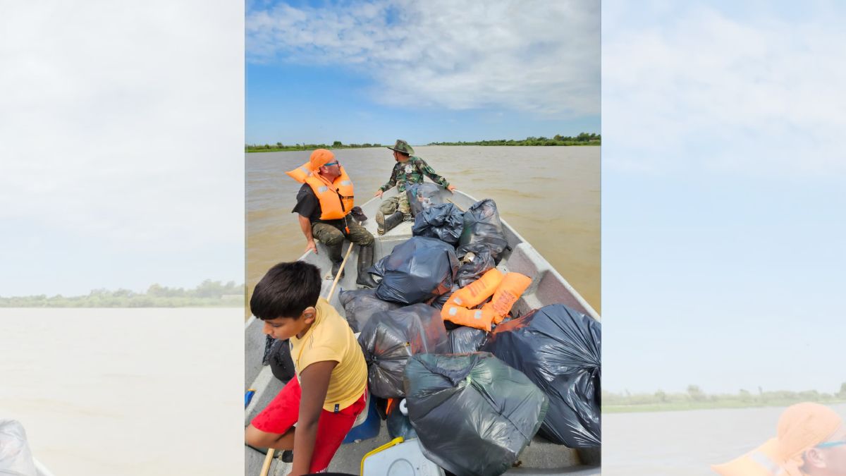 La salida de recolección de basura es a las 10:30. En ese horario, se pueden acercar las lanchas que estén dispuestas a ayudarnos.