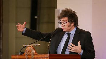 El Presidente busca asegurar los 86 votos que necesita en Diputados para sostener su rechazo a las leyes. Asistieron legisladores de LLA y del PRO.