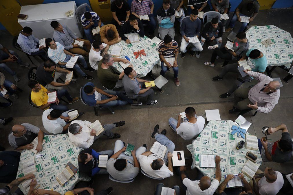 Lecturas religiosas en uno de los pabellones evangélicos de la cárcel de Piñero.