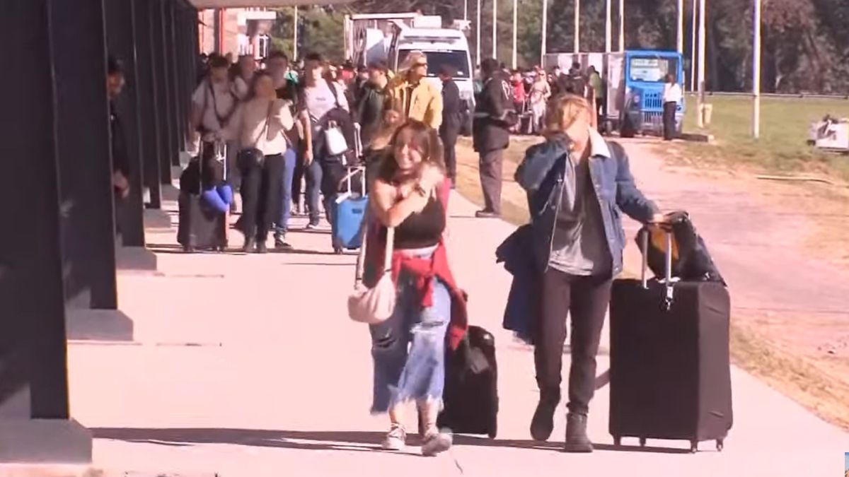 Los primeros argentinos repatriados de Israel llegaron este domingo, minutos antes de las 8, al aeropuerto internacional de Ezeiza. 