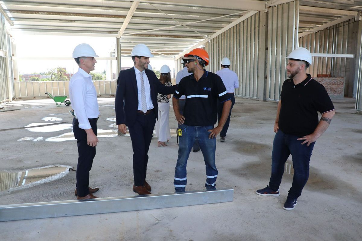 El gobernador Maximiliano Pullaro recorrió las obras del nuevo edificio de la escuela Echeverría junto a funcionarios provinciales y locales. El gobernador Maximiliano Pullaro recorrió las obras del nuevo edificio de la escuela Echeverría junto a funcionarios provinciales y locales.