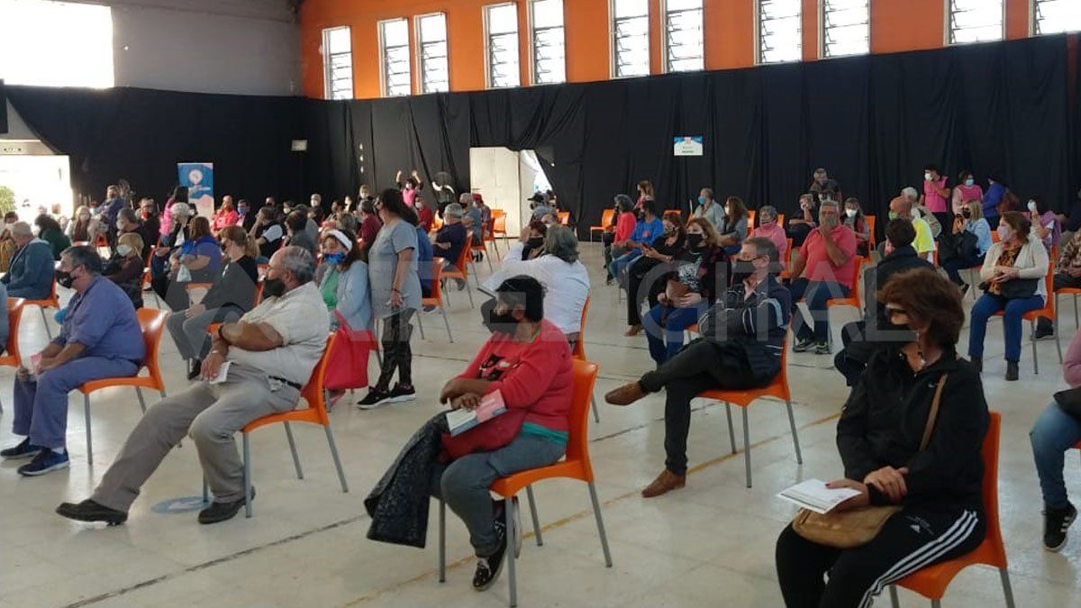 Explicaron por qué se retrasó el comienzo de la vacunación este lunes en la Esquina Encendida