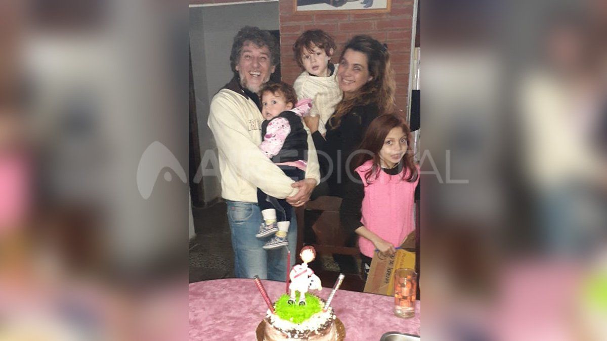 Amábila en brazos de su papá Andrés, Félix en los brazos de su madre Flavia y Juana la mayor de los tres hermanos en un festejo familiar