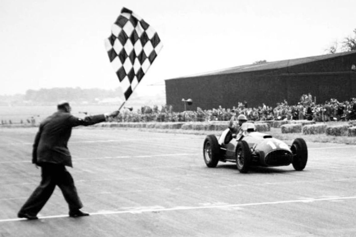 La primera victoria de Ferrari en la Fórmula 1 le cortó a Alfa Romeo un invicto que mantenía desde 1946, ya que su archirrival había ganado 27 pruebas al hilo con los modelos 158 y 159. Cuando el miércoles 18 de julio siguiente, Froilán entró al despacho de Ferrari en Maranello, el fundador de la Scuderia le mejoró el contrato y, además, le regaló un reloj de oro con el Cavallino Rampante en el cuadrante y grabado en la caja. La primera victoria de Ferrari en la Fórmula 1 le cortó a Alfa Romeo un invicto que mantenía desde 1946, ya que su archirrival había ganado 27 pruebas al hilo con los modelos 158 y 159. Cuando el miércoles 18 de julio siguiente, Froilán entró al despacho de Ferrari en Maranello, el fundador de la Scuderia le mejoró el contrato y, además, le regaló un reloj de oro con el Cavallino Rampante en el cuadrante y grabado en la caja.