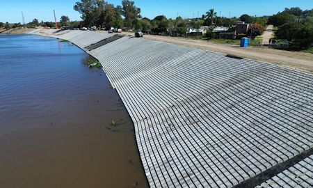 Para fortalecer la seguridad hídrica y acompañar el desarrollo urbano y turístico de la ciudad, el Gobierno Provincial avanza sin pausa en la readecuación de las defensas contra inundaciones en San Javier, buscando reducir el riesgo hídrico. Para fortalecer la seguridad hídrica y acompañar el desarrollo urbano y turístico de la ciudad, el Gobierno Provincial avanza sin pausa en la readecuación de las defensas contra inundaciones en San Javier, buscando reducir el riesgo hídrico.