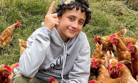 Épica respuesta de un niño granjero a una vegana que lo criticó por criar gallinas Épica respuesta de un niño granjero a una vegana que lo criticó por criar gallinas