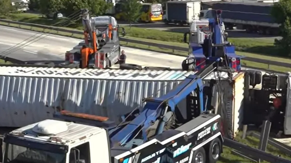Retiraron el camión que volcó en Panamericana: siguen las tareas de limpieza