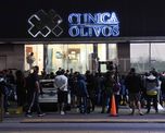 Simpatizantes esperaban en las afueras de la clínica Olivos durante la operación de Diego Armando Maradona que llegó a las 19.08 a la clínica Olivos a bordo de una ambulancia de la empresa Swiss Medical que lo trasladó desde La Plata, para ser operado aproximadamente a las 20 por un hematoma subdural. Simpatizantes esperaban en las afueras de la clínica Olivos durante la operación de Diego Armando Maradona que llegó a las 19.08 a la clínica Olivos a bordo de una ambulancia de la empresa Swiss Medical que lo trasladó desde La Plata, para ser operado aproximadamente a las 20 por un hematoma subdural.