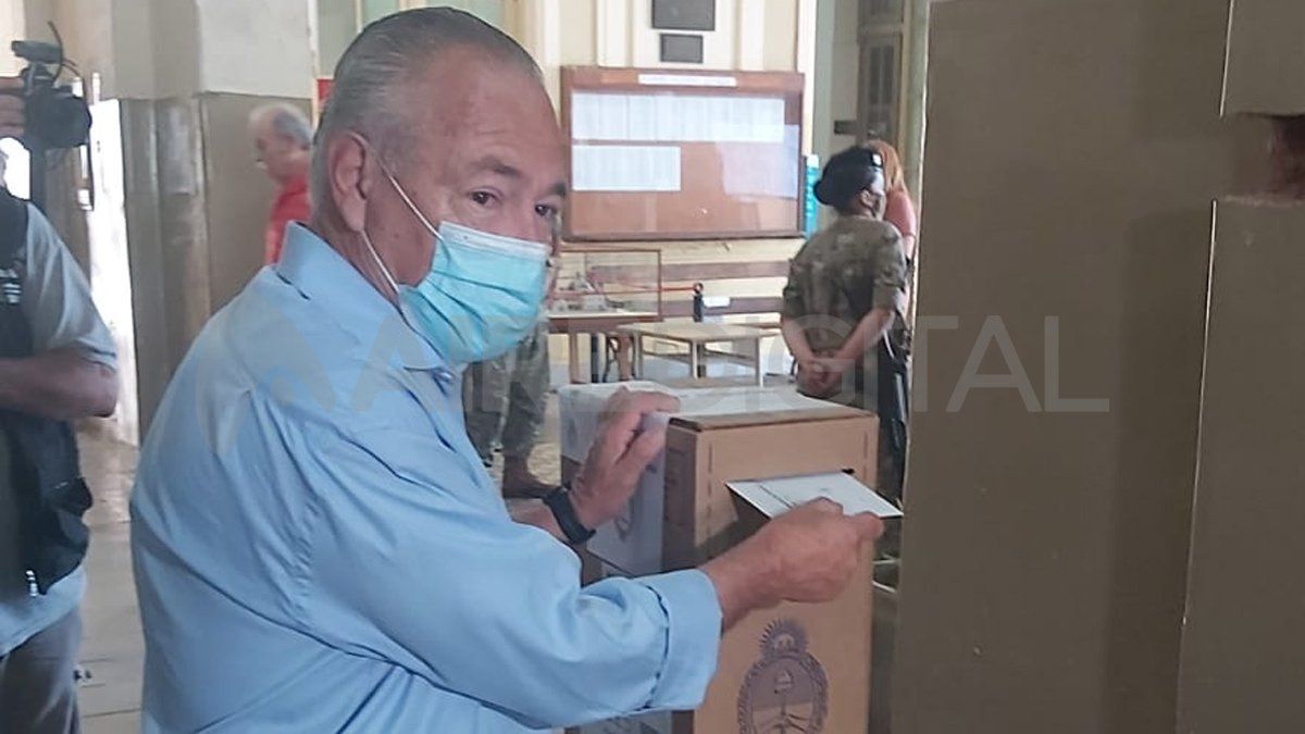 Mario Barletta, candidato a diputado nacional por Juntos por el Cambio, votó en la escuela Industrial de Santa Fe.