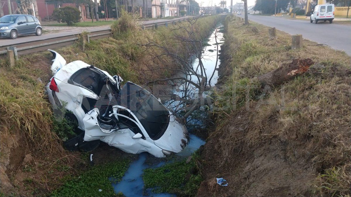 Cayó un auto al zanjón de Aristóbulo del Valle al 9.700