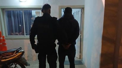 La policía detuvo en el centro de Sauce Viejo a un hombre con dos pedidos de captura