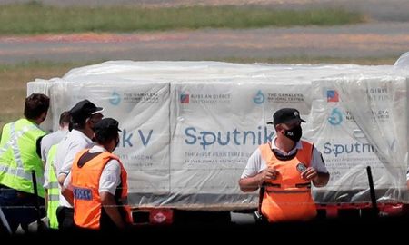 Esta partida forma parte de las 300 mil dosis enviadas desde Rusia al país a fines del mes pasado, que empezaron a ser aplicadas al personal de salud, de entre 18 y 59 años, que trabaja en terapia intensiva y en laboratorios de microbiología de los grandes aglomerados urbanos de las 24 jurisdicciones del país. Esta partida forma parte de las 300 mil dosis enviadas desde Rusia al país a fines del mes pasado, que empezaron a ser aplicadas al personal de salud, de entre 18 y 59 años, que trabaja en terapia intensiva y en laboratorios de microbiología de los grandes aglomerados urbanos de las 24 jurisdicciones del país.