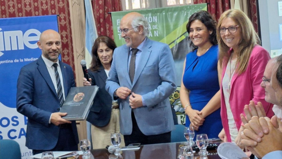 “Si trabajamos en conjunto, podemos trazar un corredor federal logístico que vincule el norte productivo con el corazón de la hidrovía", dijo el ministro de Desarrollo Productivo de Santa Fe, Gustavo Puccini. “Si trabajamos en conjunto, podemos trazar un corredor federal logístico que vincule el norte productivo con el corazón de la hidrovía", dijo el ministro de Desarrollo Productivo de Santa Fe, Gustavo Puccini. 