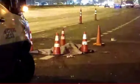 Una mujer que intentaba cruzar a pie una autopista en Buenos Aires falleció tras ser atropellada por un camión. Una mujer que intentaba cruzar a pie una autopista en Buenos Aires falleció tras ser atropellada por un camión.