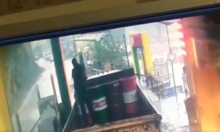Video viral: un hombre casi muere aplastado por una enorme piedra en una estación de servicio Video viral: un hombre casi muere aplastado por una enorme piedra en una estación de servicio
