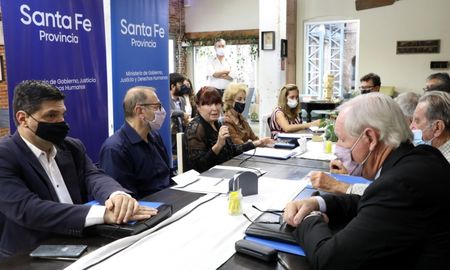 La semana pasada, los ministros Corach y Arena se reunieron con integrantes del Consejo Consultivo para la Autonomía Municipal. La semana pasada, los ministros Corach y Arena se reunieron con integrantes del Consejo Consultivo para la Autonomía Municipal.