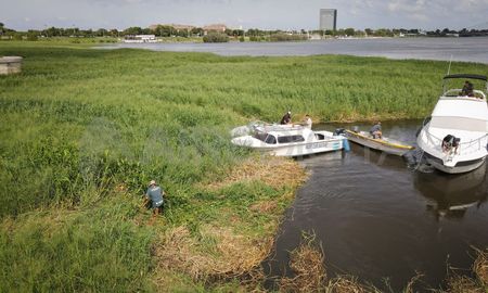 Así trabajan los santafesinos autoconvocados para abrir un paso a la navegación en medio del embalsado que se asentó entre los pilotes ferroviarios de la Laguna Setúbal. Así trabajan los santafesinos autoconvocados para abrir un paso a la navegación en medio del embalsado que se asentó entre los pilotes ferroviarios de la Laguna Setúbal.