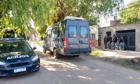 Uno de los allanamientos tuvo lugar en una vivienda de 12 de infantería al 5500. Uno de los allanamientos tuvo lugar en una vivienda de 12 de infantería al 5500.