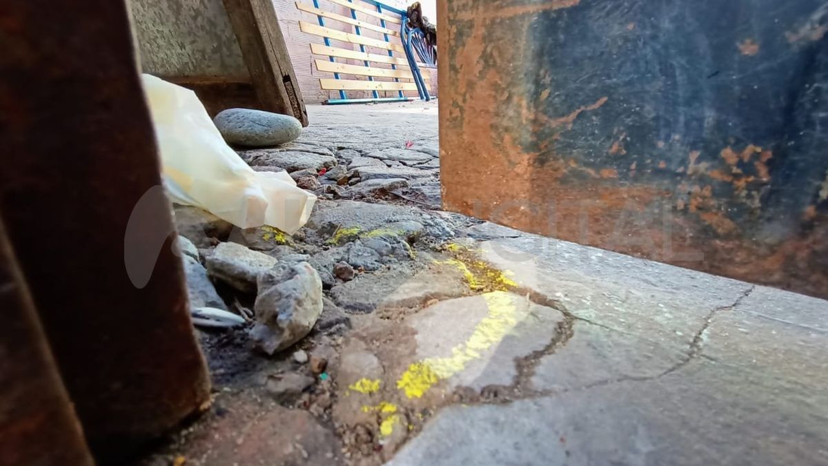 Policías encontraron en un dormitorio de la planta alta de la vivienda a la adolescente, identificada como Candela Romero (16), en medio de un charco de sangre.