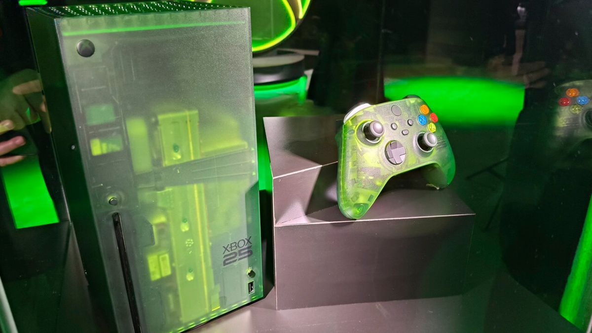 El diseño translúcido en tono esmeralda de la nueva Xbox Series X25 rinde un tributo directo a las carcasas especiales que marcaron la época dorada de los 128 bits a principios de los 2000.