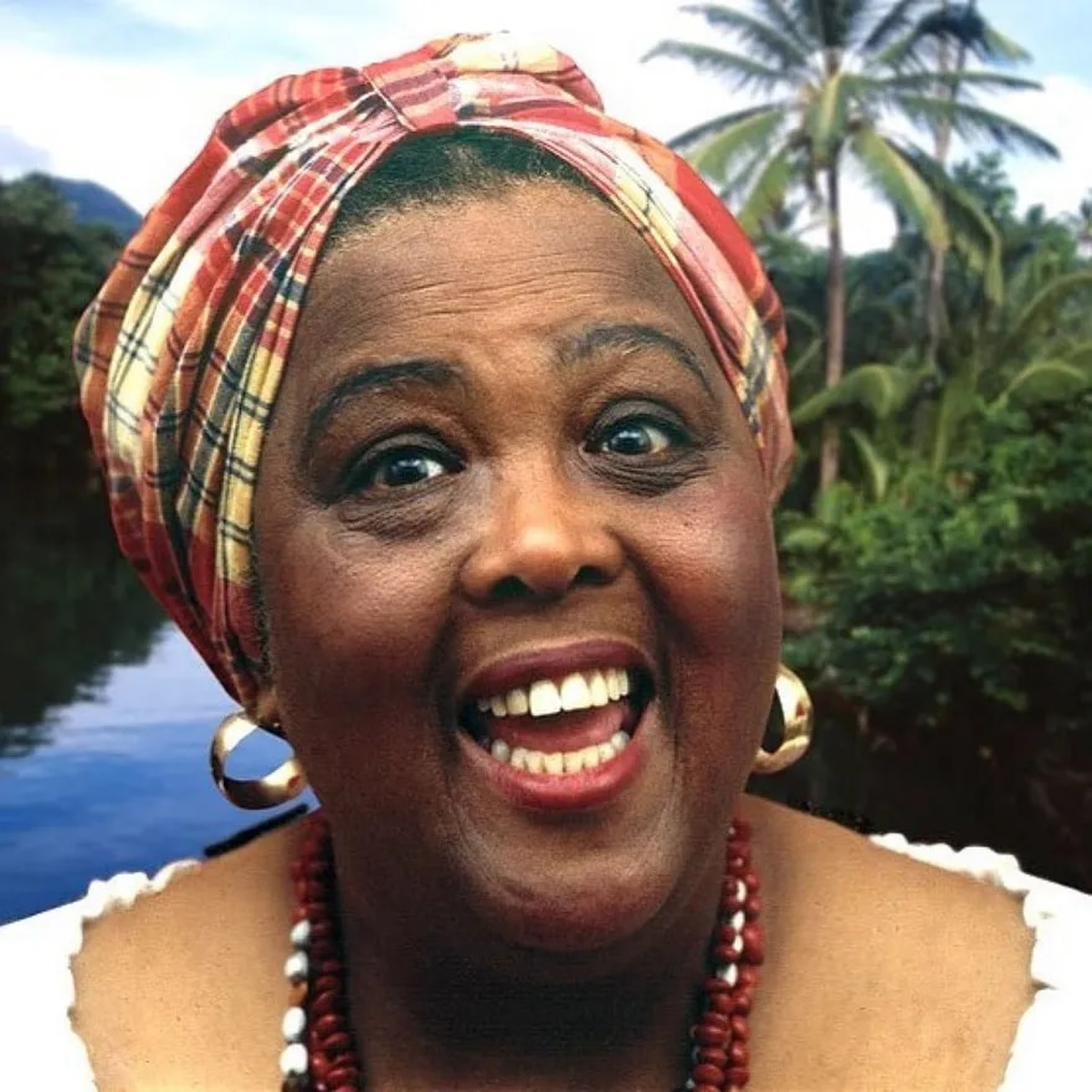 La poetisa pasó una década entera fuera de su país. Pero la nostalgia y su amor por transmitir sus creencias la llevaron a regresar a Jamaica, donde recorrió varias ciudades y plasmó su arte.