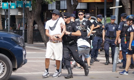 Un hincha de Colo Colo que viajó hasta Mendoza para alentar a su equipo quedó preso. Un hincha de Colo Colo que viajó hasta Mendoza para alentar a su equipo quedó preso.