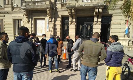 Los árbitros amateurs se concentraron este viernes en la plaza 25 de Mayo frente a la Casa de Gobierno. Los árbitros amateurs se concentraron este viernes en la plaza 25 de Mayo frente a la Casa de Gobierno.
