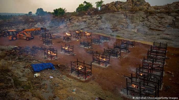 Al igual que los contagios, las muertes se multiplican en India. En la foto: la cremación de cuerpos