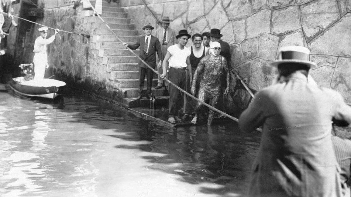 Así se lanzaba al agua en cada raid: untado en lanolina, para protegerse del frío y que no se lesionara su piel. En cada una de sus pruebas, pasaba días sin dormir, soportando tormentas, crecidas, frío, hambre, cansancio y dolores musculares. Se alimentaba con mate cocido, café y frutas y, además, sus acompañantes le cantaban o hacían sonar distintos instrumentos musicales para que no se durmiera.
