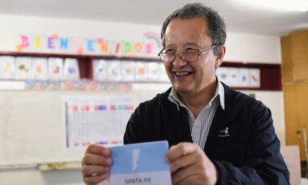 El candidato a diputado nacional por el Frente Amplio por la Soberanía Carlos del Frade emitió su voto en la Escuela Claret de Rosario. El candidato a diputado nacional por el Frente Amplio por la Soberanía Carlos del Frade emitió su voto en la Escuela Claret de Rosario.