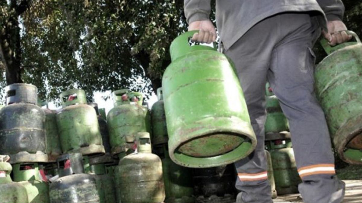 La garrafa de 10 kilos pasa a costar unos 1.500 pesos aproximadamente en los portones, y con el servicio de delivery el valor rondará los 2.200 pesos.