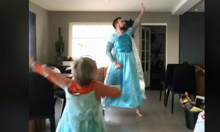 Un papá genial: se puso un vestido y bailó Frozen con su hijo