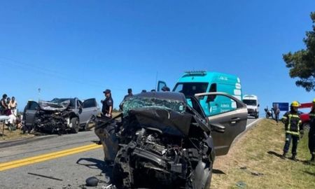 Dos argentinas murieron y otros siete compatriotas resultaron heridas, dos de ellos de gravedad, al chocar este miércoles, dos automóviles en cercanías del balneario uruguayo de Manantiales: una era de Santa Fe. Dos argentinas murieron y otros siete compatriotas resultaron heridas, dos de ellos de gravedad, al chocar este miércoles, dos automóviles en cercanías del balneario uruguayo de Manantiales: una era de Santa Fe.