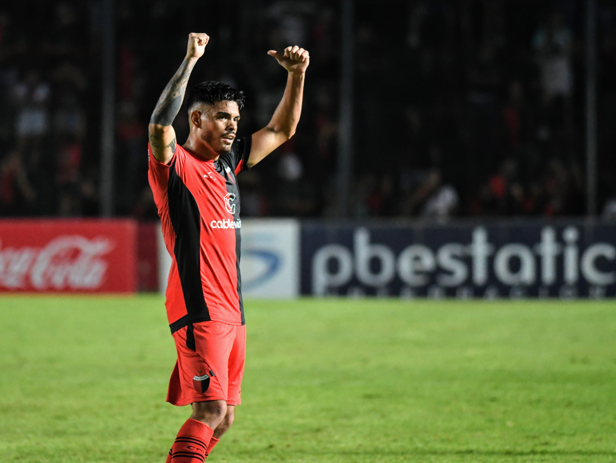 Se conoció la lesión que sufrió Axel Rodríguez durante el partido de Colón.