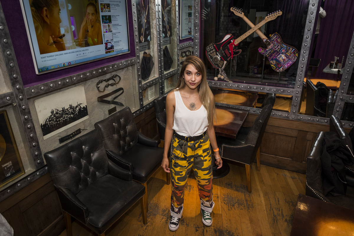 Así es la lujosa casa de María Becerra: living imponente y sillones coloridos
