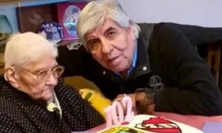 Hugo Moyano junto a Celina Carrizo, su mamá, que falleció este domingo a los 102 años. Hugo Moyano junto a Celina Carrizo, su mamá, que falleció este domingo a los 102 años.