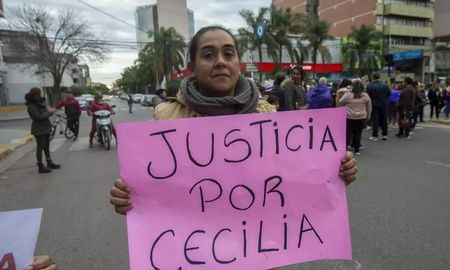 El gobierno de Chaco pidió este lunes a los fiscales a cargo de la causa por el femicidio de Cecilia Strzyzowski que analice la posibilidad de que haya intervenido un octavo sospechoso. El gobierno de Chaco pidió este lunes a los fiscales a cargo de la causa por el femicidio de Cecilia Strzyzowski que analice la posibilidad de que haya intervenido un octavo sospechoso.