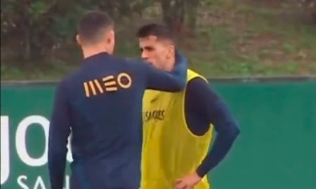 En el reencuentro, CR7 le extendió la mano a su compañero, quien lo dejó con el saludo en el aire en el inicio y luego le extendió su mano con un gesto de frialdad. En el reencuentro, CR7 le extendió la mano a su compañero, quien lo dejó con el saludo en el aire en el inicio y luego le extendió su mano con un gesto de frialdad.