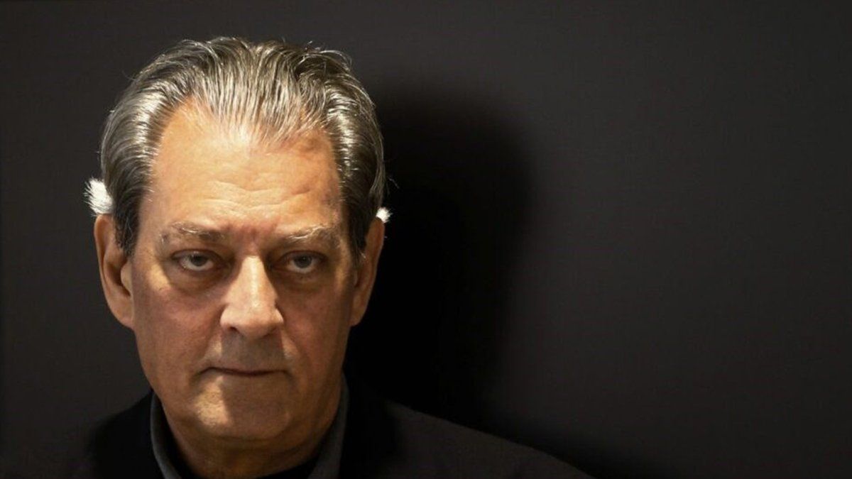 Paul Auster, es un conocido novelista que escribió obras como "Un hombre en la oscuridad", "El libro de las ilusiones", "La trilogía de Nueva York" o "Leviatán", y recibió numerosos galardones, entre ellos el Premio Príncipe de Asturias de las Letras en 2006.