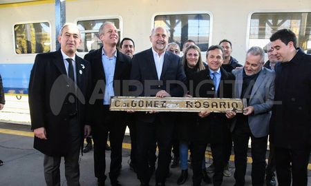 Perotti estuvo presente en el regreso del tren Rosario-Cañada de Gómez, junto a autoridades locales y nacionales. Perotti estuvo presente en el regreso del tren Rosario-Cañada de Gómez, junto a autoridades locales y nacionales.