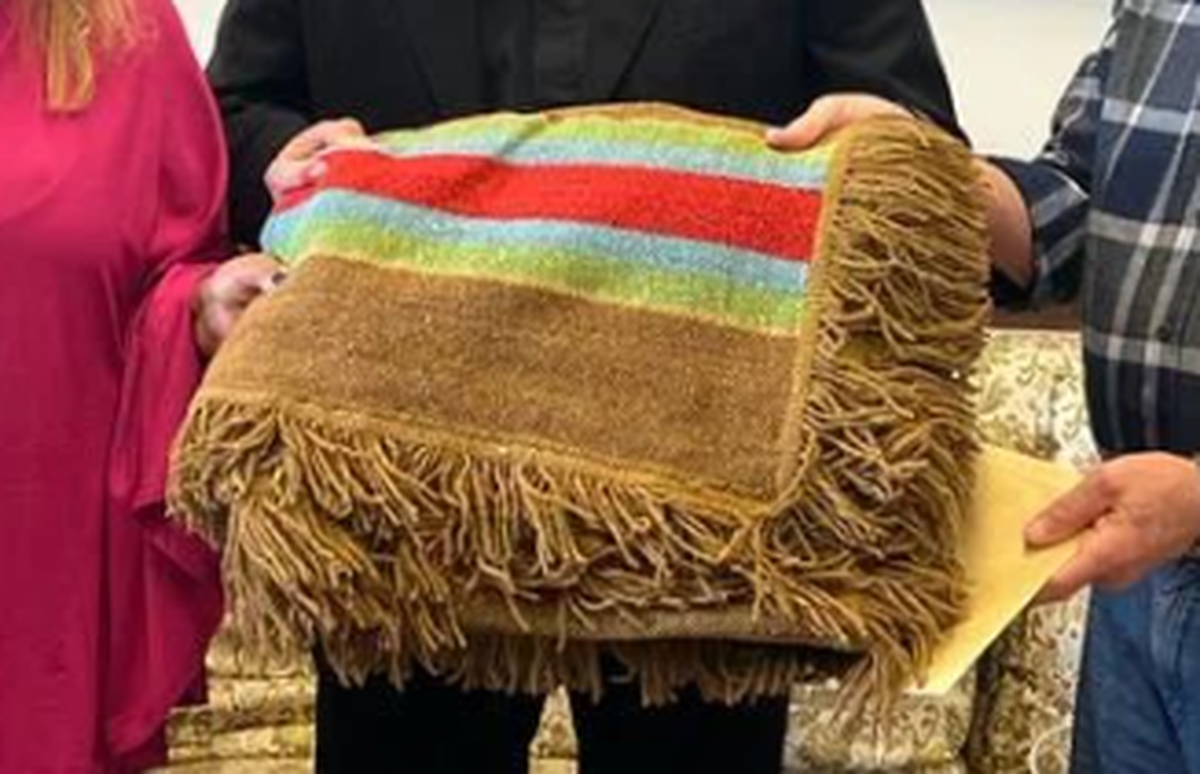 La prenda que fue cosida a mano, es cerrada y el diseño se caracteriza por las trenzas que lo rodean. La prenda que fue cosida a mano, es cerrada y el diseño se caracteriza por las trenzas que lo rodean.